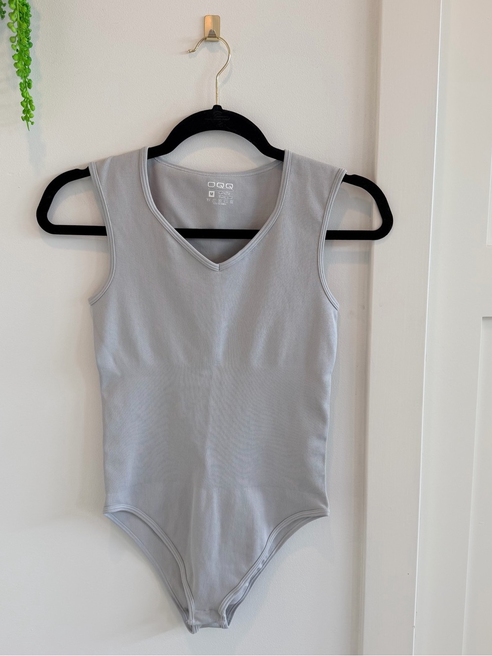 OQQ Sleeveless V-Neck Ribbed Bodysuit in Light Gray Size Medium